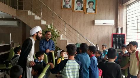 بازدید بچه های مکتب اسلامی از صندوق ولیعصر طبس