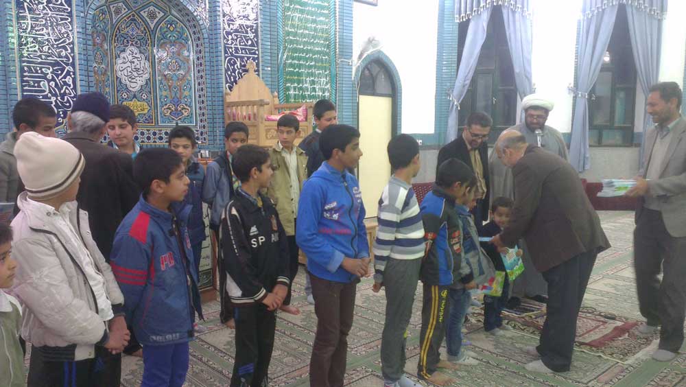 تشویق و ترغیب نونهالان و نوجوانان به نماز با اهدای دفاتر نماز از سوی صندوق قرض الحسنه ولیعصر طبس و قدس فهالنج تشویق و ترغیب نونهالان و نوجوانان به نماز با اهدای دفاتر نماز از سوی صندوق قرض الحسنه ولیعصر طبس و قدس فهالنج